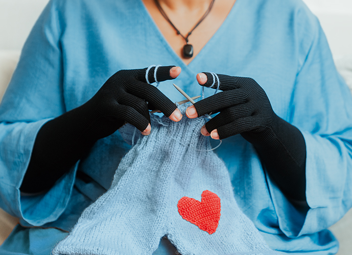 Eine Frau strickt Eine Frau strickt